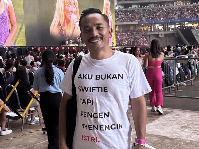 Unggahan Ulfa yang mengunggah foto suaminya yang memakai kaus dengan tulisan nyeleneh saat menghadiri konser Taylor Swift.