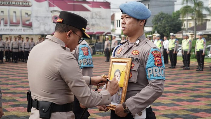 Upacara PTDH terhadap seorang anggota yang terlibat Narkoba di Mapolres Tasikmalaya Kota.