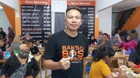 Selain di dunia entertainment, Vicky Prasetyo juga punya bisnis kuliner berupa warung bakso. Begini momennya saat ia mampir ke warung bakso miliknya. Foto: Instagram
