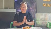 Begini gaya kocak Vicky Prasetyo ketika menikmati kupat tahu dari gerobak kaki lima. Ia tampak antusias ingin melahapnya. Foto: Instagram