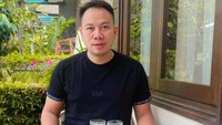 Di dunia entertainment, Vicky Prasetyo dikenal hobi kuliner. Banyak momennya saat makan bersama rekan artis. Foto: Instagram