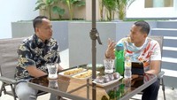 Selain itu, ada juga momen Vicky Prasetyo saat bertemu dengan Menteri Pariwisata dan Ekonomi Kreatif, Sandiaga Uno. Sambil diskusi, mereka menyantap pastel bersama. Foto: Instagram