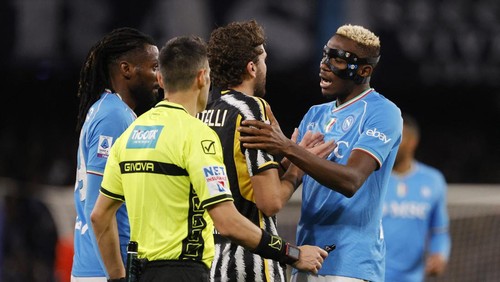 Soccer Football - Serie A - Napoli v Juventus - Stadio Diego Armando Maradona, Naples, Italy - March 3, 2024 Napolis Victor Osimhen clashes with Juventus Manuel Locatelli REUTERS/Ciro De Luca