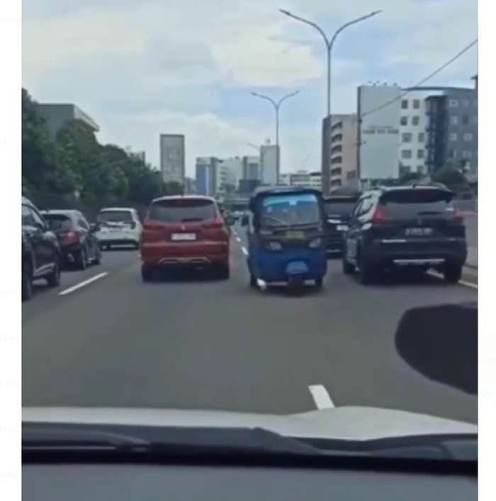 Viral pengendara bajaj melaju lawan arah di tengah kemacetan Tol Jakarta-Tangerang.