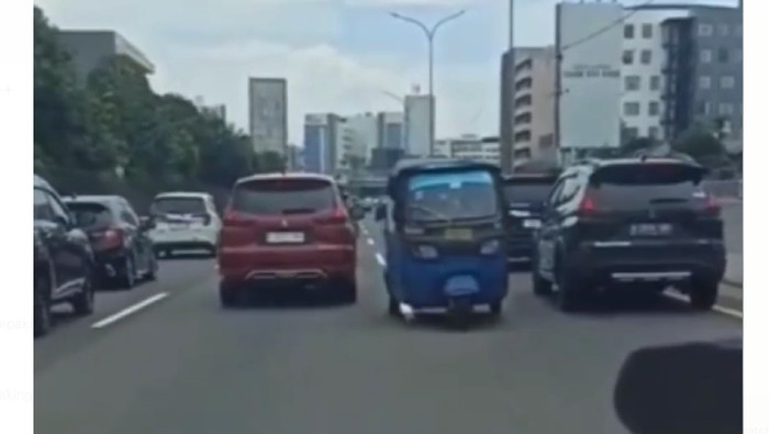 Viral pengendara bajaj melaju lawan arah di tengah kemacetan Tol Jakarta-Tangerang.