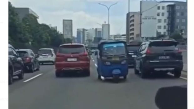 Viral pengendara bajaj melaju lawan arah di tengah kemacetan Tol Jakarta-Tangerang.