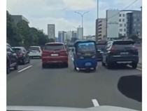 Nekat! Bajaj Masuk Tol dan Santai Lawan Arah