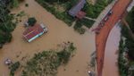 Warga Bolivia Mulai Bersihkan Lumpur Sisa Banjir