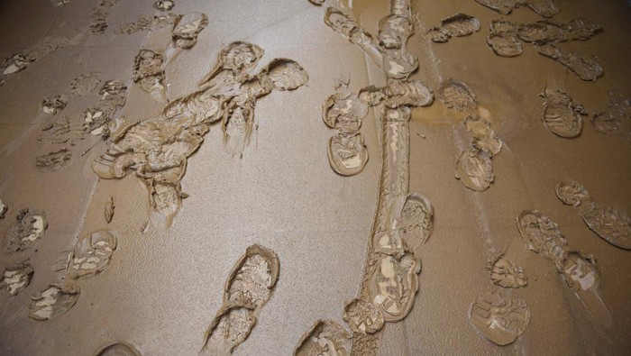 Warga Bolivia Mulai Bersihkan Lumpur Sisa Banjir A view of the footprints of people in the mud after the Acre River overflowed due to heavy rain, in Cobija, Bolivia March 3, 2024. REUTERS/Claudia Morales