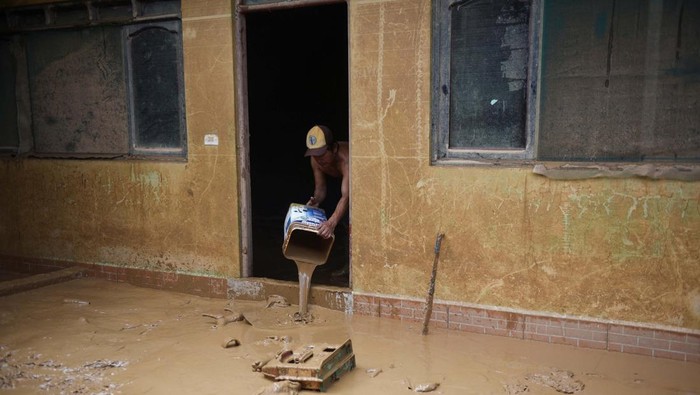 Warga Bolivia Mulai Bersihkan Lumpur Sisa Banjir A view of the footprints of people in the mud after the Acre River overflowed due to heavy rain, in Cobija, Bolivia March 3, 2024. REUTERS/Claudia Morales