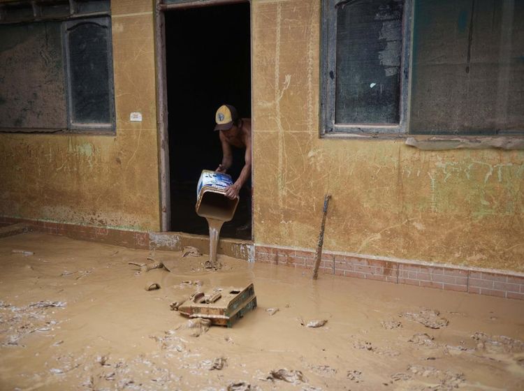 Warga Bolivia Mulai Bersihkan Lumpur Sisa Banjir