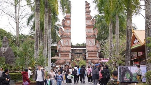 Warga China memadati objek wisata Kampung Bali di Distrik Xinglong, Hainan, saat liburan Tahun Baru Imlek. Beragam replika khas Bali yang ditampilkan di tempat itu memikat hati para pengunjung.