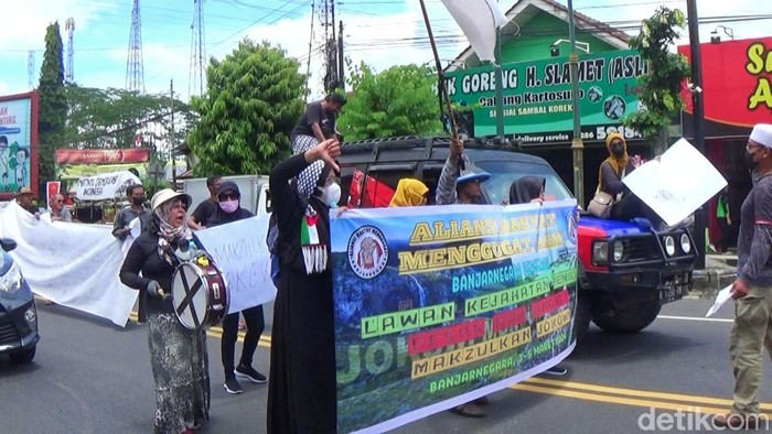 Warga gelar demo dukung hak angket di Banjarnegara, Senin (4/3/2024).