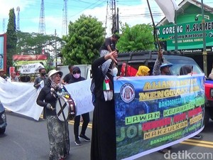 Desak Hak Angket, Massa Aksi Bawa Keranda di DPRD Banjarnegara