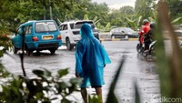 Diprediksi curah hujan di Jakarta berintensitas sedang hingga lebat dan disertai kilat atau angin kencang.