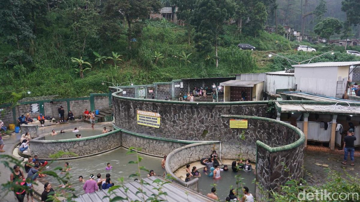 Pemandian Air Panas di Pacet yang Wajib Dikunjungi Saat Libur Nataru Pemandian Air Panas di Pacet yang Wajib Dikunjungi Saat Libur Nataru