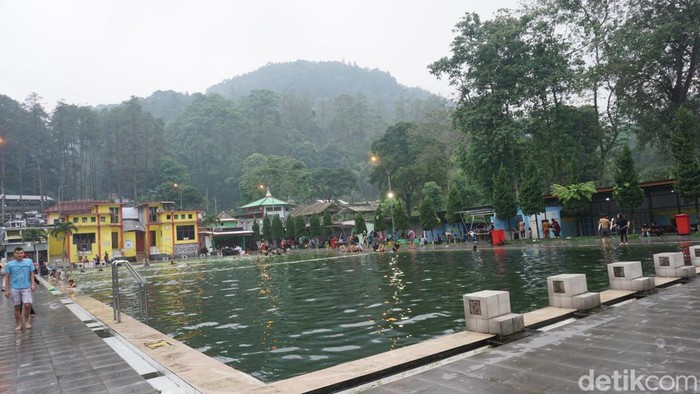wisata pemandian air panas padusan pacet mojokerto