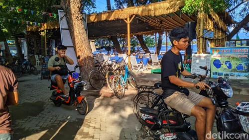 Wisatawan di Gili Trawangan, Lombok Utara menggunakan sepeda listrik. (Ahmad Viqi/detikBali).
