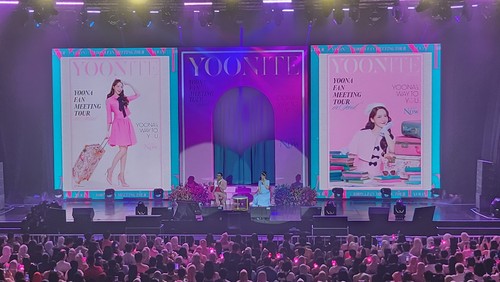 YOONA FAN MEETING TOUR: YOONITE in JAKARTA digelar di Tennis Indoor Senayan pada Minggu (3/3/2024). Foto dipotret dari kelas tiket CAT2.