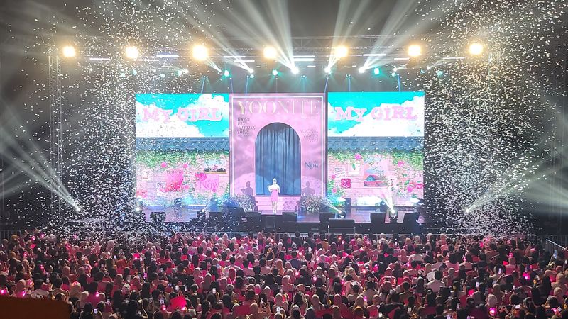 YOONA FAN MEETING TOUR: YOONITE in JAKARTA digelar di Tennis Indoor Senayan pada Minggu (3/3/2024). Foto dipotret dari kelas tiket CAT2.