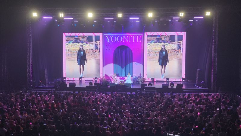 YOONA FAN MEETING TOUR: YOONITE in JAKARTA digelar di Tennis Indoor Senayan pada Minggu (3/3/2024). Foto dipotret dari kelas tiket CAT2.