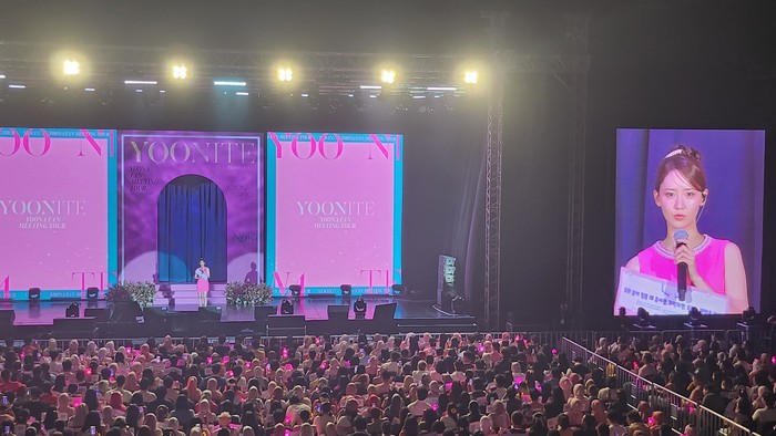 YOONA FAN MEETING TOUR: YOONITE in JAKARTA digelar di Tennis Indoor Senayan pada Minggu (3/3/2024). Foto dipotret dari kelas tiket CAT2.