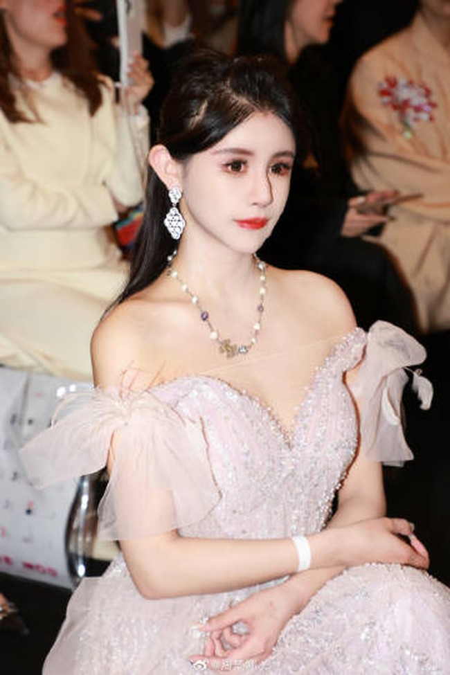 Ketika pindah ke sekolah internasional di Shanghai, Zhou Chuna menganggap teman-temannya lebih cantik dan percaya diri. Ia lalu merasa minder dan iri kepada mereka. Foto: Dok. Weibo