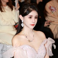 Ketika pindah ke sekolah internasional di Shanghai, Zhou Chuna menganggap teman-temannya lebih cantik dan percaya diri. Ia lalu merasa minder dan iri kepada mereka. Foto: Dok. Weibo