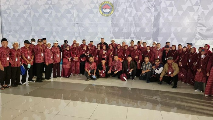 31 pamong SMA Taruna Nusantara dan keluarganya mendapatkan hadiah umrah gratis dari Alumni Angkatan I SMA Taruna Nusantara.