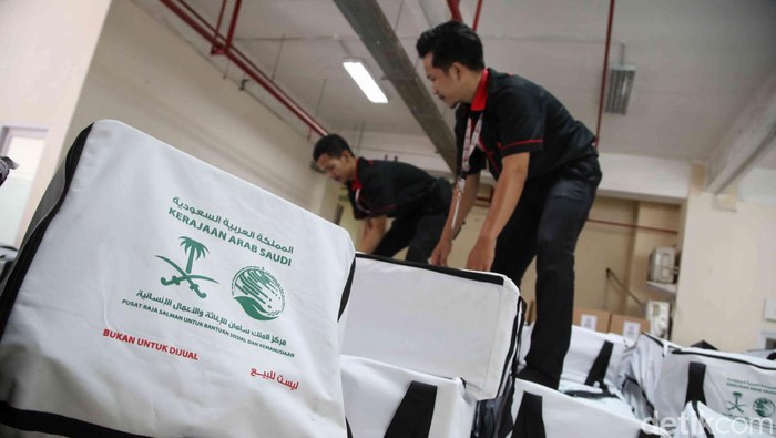 7.965 Paket Bantuan Ramadan dari Arab Saudi Mulai Disalurkan 7.965 Paket Bantuan Ramadan dari Arab Saudi Mulai Disalurkan