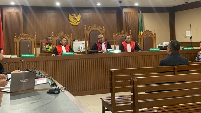 Ahmad Sahroni jadi saksi di sidang kasus pencemaran nama baik, dengan terdakwa Adam Deni Gearaka.