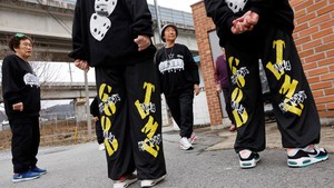 Sekelompok rapper Korea Selatan yang berusia delapan tahun telah sukses besar di kampung halaman mereka dan sekitarnya, melakukan rap tentang kehidupan pertanian dan membawa energi ke daerah pedesaan yang tenang dan terancam oleh penurunan populasi. Suni and Seven Princess telah menjadi selebriti lokal sejak debut di pusat komunitas pada Agustus tahun lalu di daerah Chilgok, sebuah daerah di provinsi Gyeongsang Utara yang berjarak lebih dari empat jam perjalanan dari ibu kota Seoul.