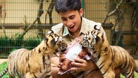 Rumah dengan tanah seluas 3.500 meter persegi itu termasuk memiliki kandang harimau. Ia seringkali memberi makan wagyu untuk harimau peliharaannya di sana. Foto: Instagram/alshadahmad