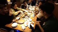 Ketika bepergian dengan Raffi Ahmad, Alshad juga tmpak berbaur dengan selebriti lain. Ia makan satu meja bersama Fadil Jaidi dan beberapa orang lain yang ikut dalam tur tersebut. Foto: Instagram/alshadahmad