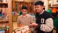 Rumah yang hendak dijual tersebut juga pernah menyambut Waseda Boys. Ia menjamu Jerome Polin dan teman-teman dengan menyiapkan bakmi. Foto: Instagram/alshadahmad