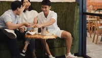 Berdomisili di Bandung membuat dirinya akrab dengan tempat hangout di sana. Kafe yang nyaman dipilih Alashad untuk bertemu teman-temannya. Foto: Instagram/alshadahmad