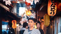 Ketika tak ada jadwal, Alshad Ahmad sesekali juga ikut bepergian bersama keluarga Raffi Ahmad. Ia diboyong untuk kulineran di Jepang. Foto: Instagram/alshadahmad