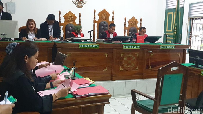 Anak dan menantu M Yakob serta empat terdakwa lainnya dituntut hukuman mati di PN Medan, dalam perkara 45 kg sabu.(Goklas Wisely/detikSumut)