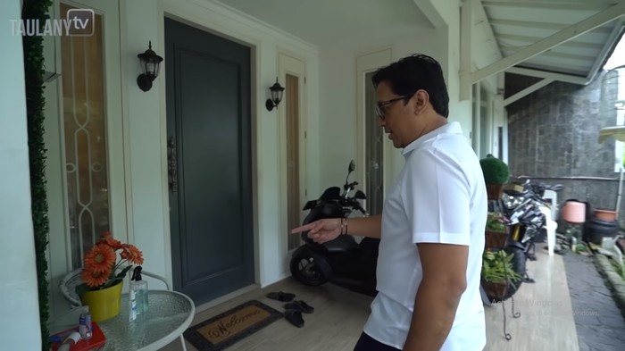 Andre Taulany saat mengunjungi rumah Ferry Maryadi Andre Taulany saat mengunjungi rumah Ferry Maryadi