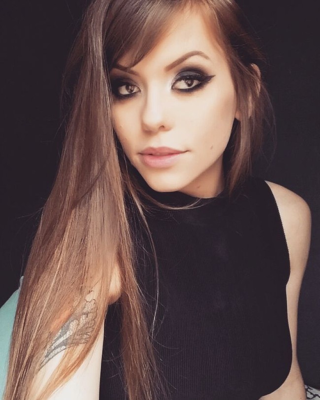 Kondisi sindrom Schmid-Fraccaro atau sindrom mata kucing tersebut disebut hanya dialami satu dari 50 ribu hingga 150 ribu orang di dunia. Foto: Instagram Anelize Kloster