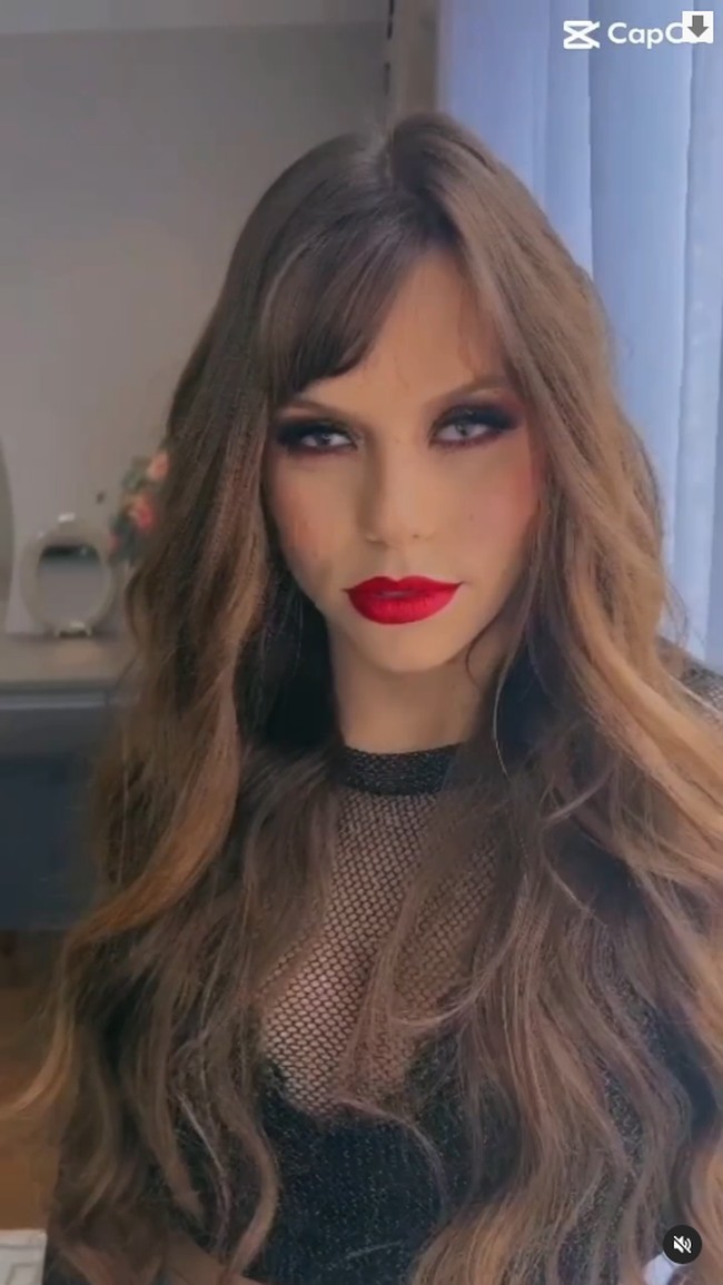 Bisa dilihat jika Anelizi memiliki pupil mata yang pipih dibanding orang kebanyakan. Pupil wanita asal Brazil tersebut juga lebih kecil sehingga seperti tenggelam di bagian bawah bukan di tengah. Foto: Instagram Anelize Kloster