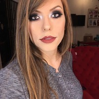 Meski membuat wajahnya unik, sayangnya kondisi tersebut sebenarnya mengganggu kesehatan mata Anelize. Ia disebut hanya punya 30% penglihatan di mata kanan dan punya kondisi miopi dan rabun jauh.  Foto: Instagram Anelize Kloster