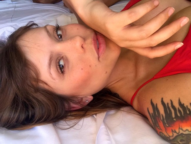 Anelize Kloster jadi viral karena penampilannya yang tidak biasa. Ia terlihat punya mata yang tajam seperti kucing. Bukan karena riasan atau lensa kontak, Anelize mengidap kondisi langka. Foto: Instagram Anelize Kloster