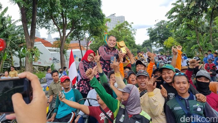 Arak-arakan Adipura Kencana Surabaya ke-7 pada 2023 di Balai Kota.