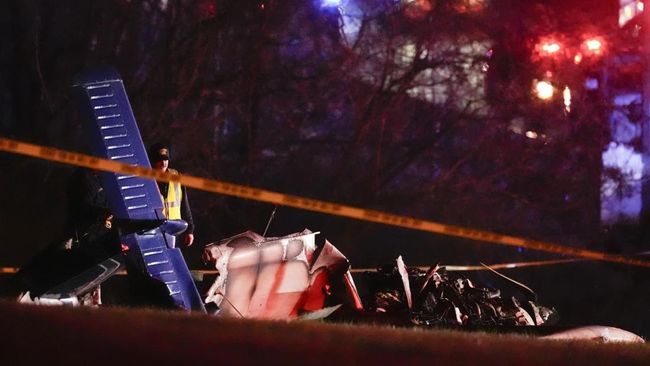 Bangkai pesawat ringan yang jatuh di samping jalan raya di Nashville, AS