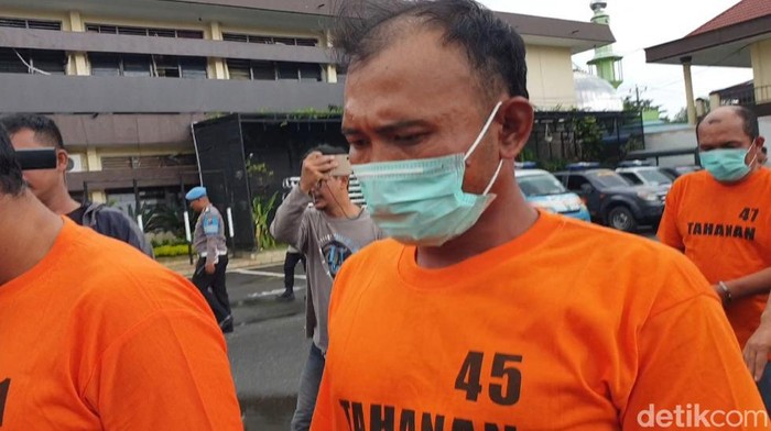 Cecep Siahaan, anggota IPK yang ditangkap kasus penyerangan dua sopir truk di Jalan Jamin Ginting, Deli Serdang saat digiring ke sel tahanan Satreskrim Polrestabes Medan.