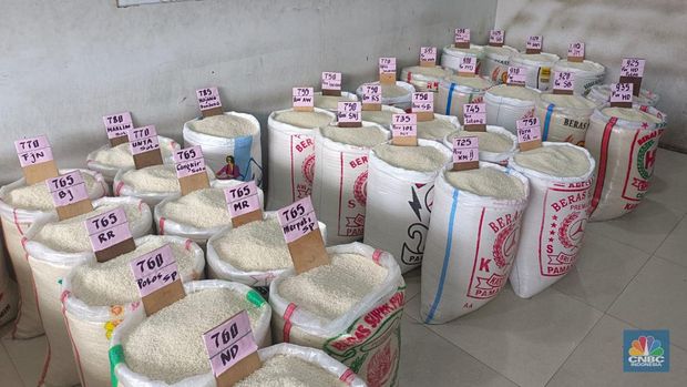 Beras Medium dan Premium di Pasar Induk Cipinang. (CNBC Indonesia/Martyasari Rizky)