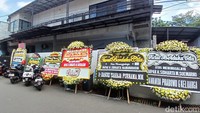 Karangan bunga memadati rumah duka keluarga Bimbim Slank. Ayah Bimbim Slank, Sidharta M Soemarno meninggal dunia. Foto: Febri/detikhot.