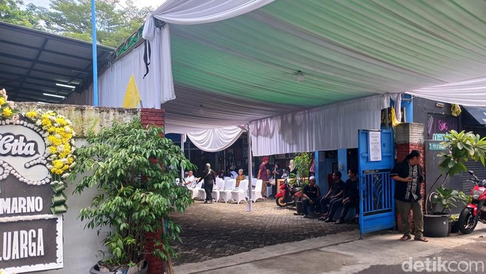 bimbim slank Suasana di rumah duka Bimbim Slank.