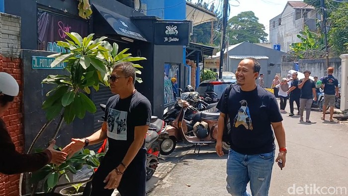 Suasana di rumah duka Bimbim Slank.